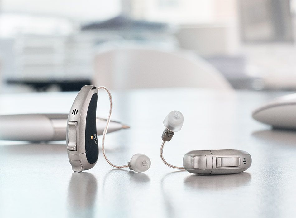 Det nye Pure høreapparat er egnet til næsten alle former for høretab og reducerer lytteindsatsen for en helt ubesværet hørelse. Pure er beskyttet effektivt mod sved, fugt, vand og støv i henhold til IP67-standarden. Hvis brugeren har stive fingre og dermed svært ved at håndtere små batterier, kan eCharger være en mulighed. Retningsmikrofonerne leverer en enestående binaural hørelse mens Signia App giver brugerne let og diskret justering af høreapparaterne. Pure giver ubesværet hørelse og en reduceret lytteindsats, så brugeren ikke bliver så hurtigt træt, når mange personer taler samtidigt.